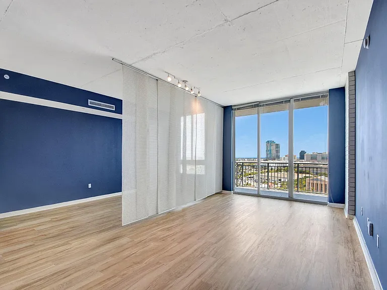 300 S Australian Ave — Photo 10