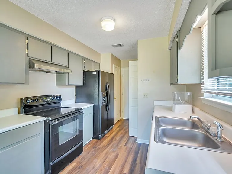 1501 Woodcrest Cir — Photo 16