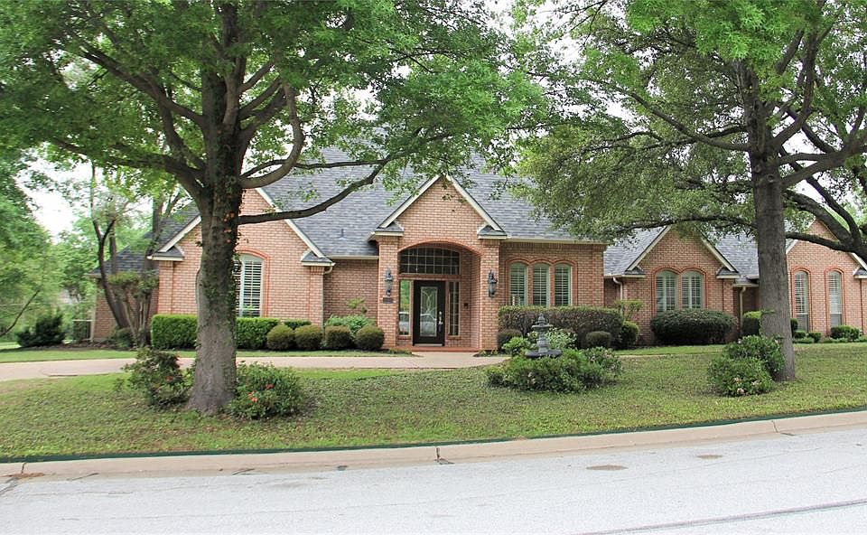 1st image of 806 Pearl Dr