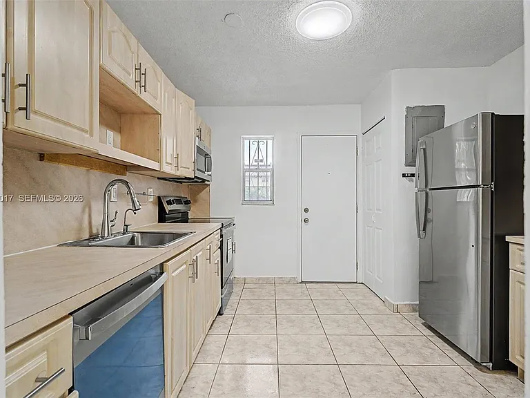 1950 W 54th St #105 — Photo 15