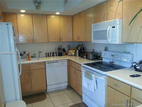 5th image of 5600 Collins Ave APT 4R
