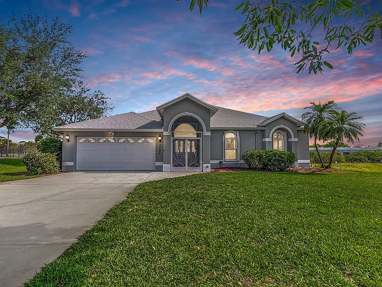 2704 SE Eagle Dr — Photo 1