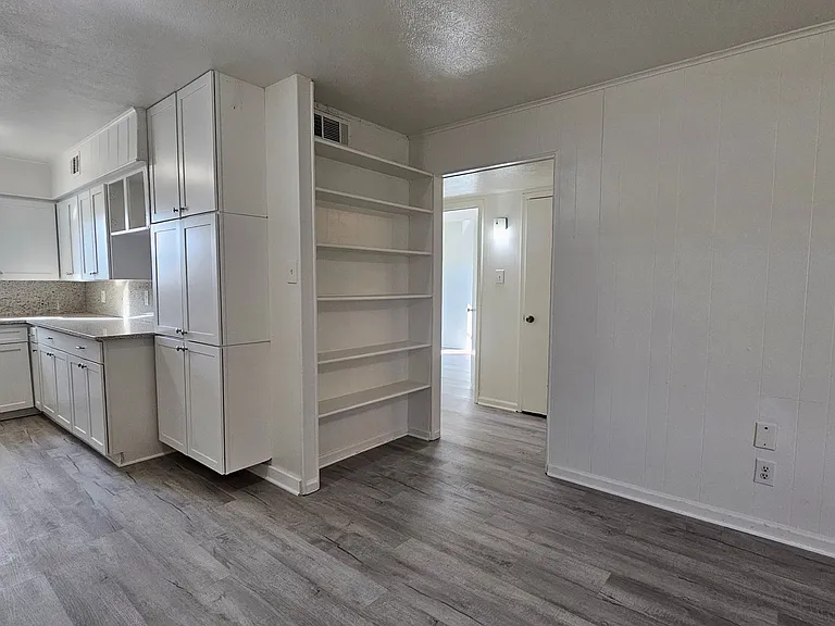 2420 Louise St — Photo 8