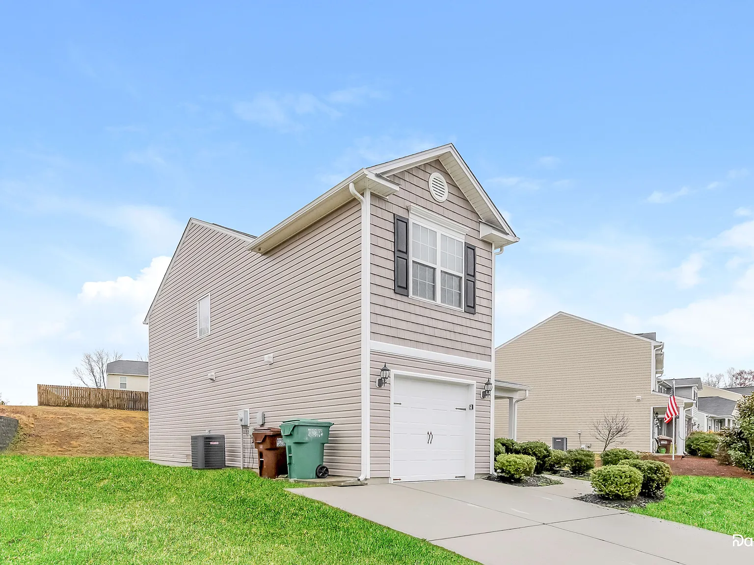 3 bed, 2.5 bath, 1568 sqft, $2,105 — Photo 2
