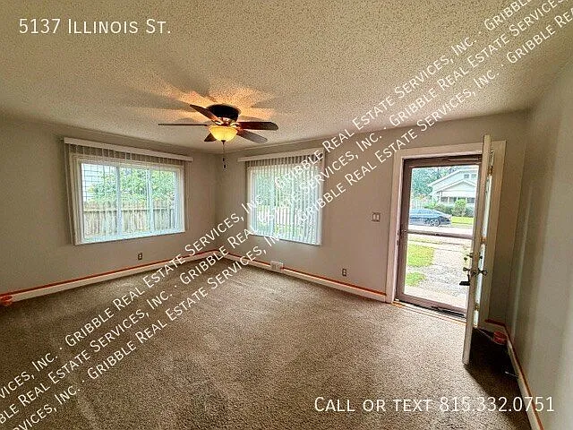 3 Bedroom 2 story home with beautiful hardwood floors — Photo 2