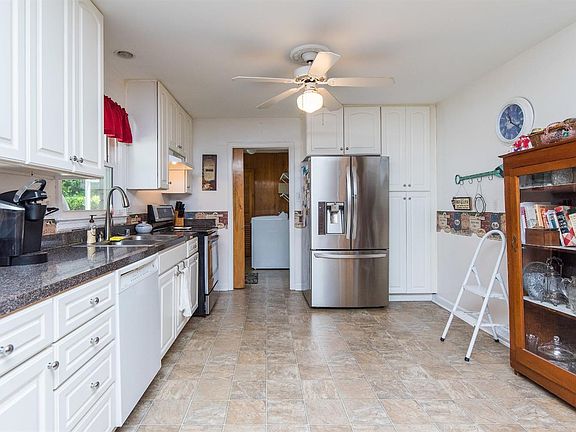 4th image of 1725 Hawthorne Ln