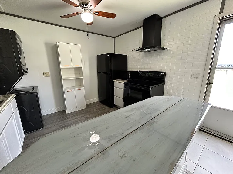 301 California Ave — Photo 4