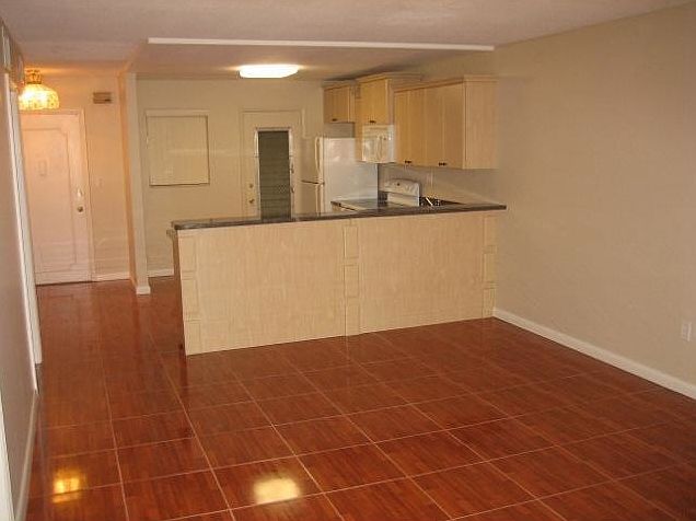 1st image of 1710 NE 191st St APT 403