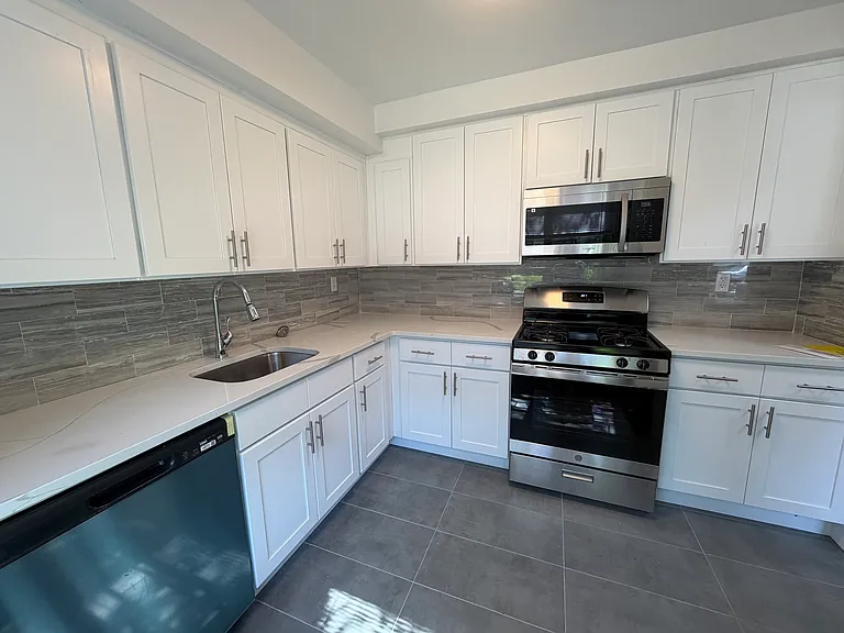 186th Ln — Photo 2