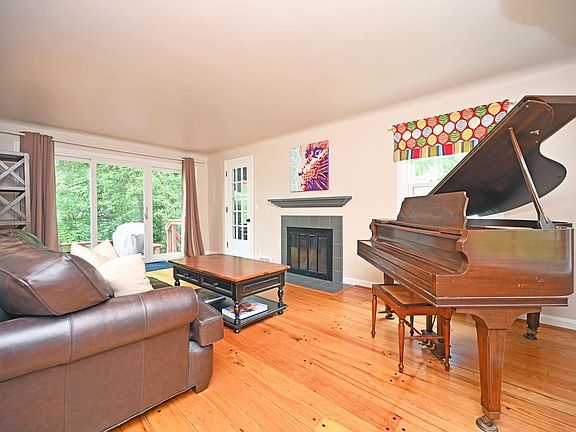 5th image of 1016 Mary Ln