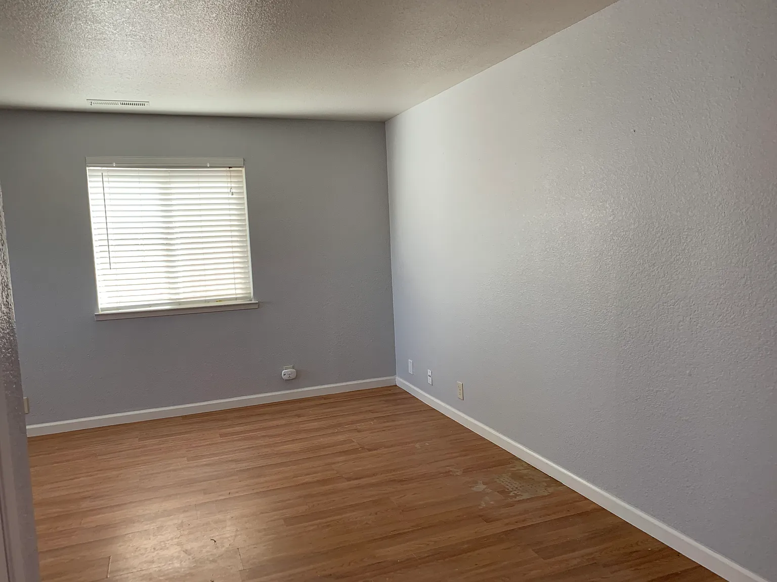 Spacious 2 Bedroom in the Heart of Oakdale!! — Photo 4