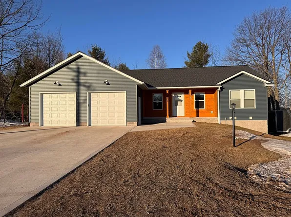 1630 Captains Dr, Hancock, MI 49930