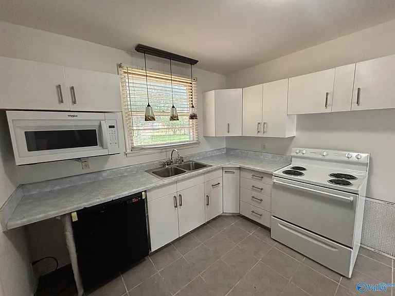 3907 Memorial Pkwy NW — Photo 4
