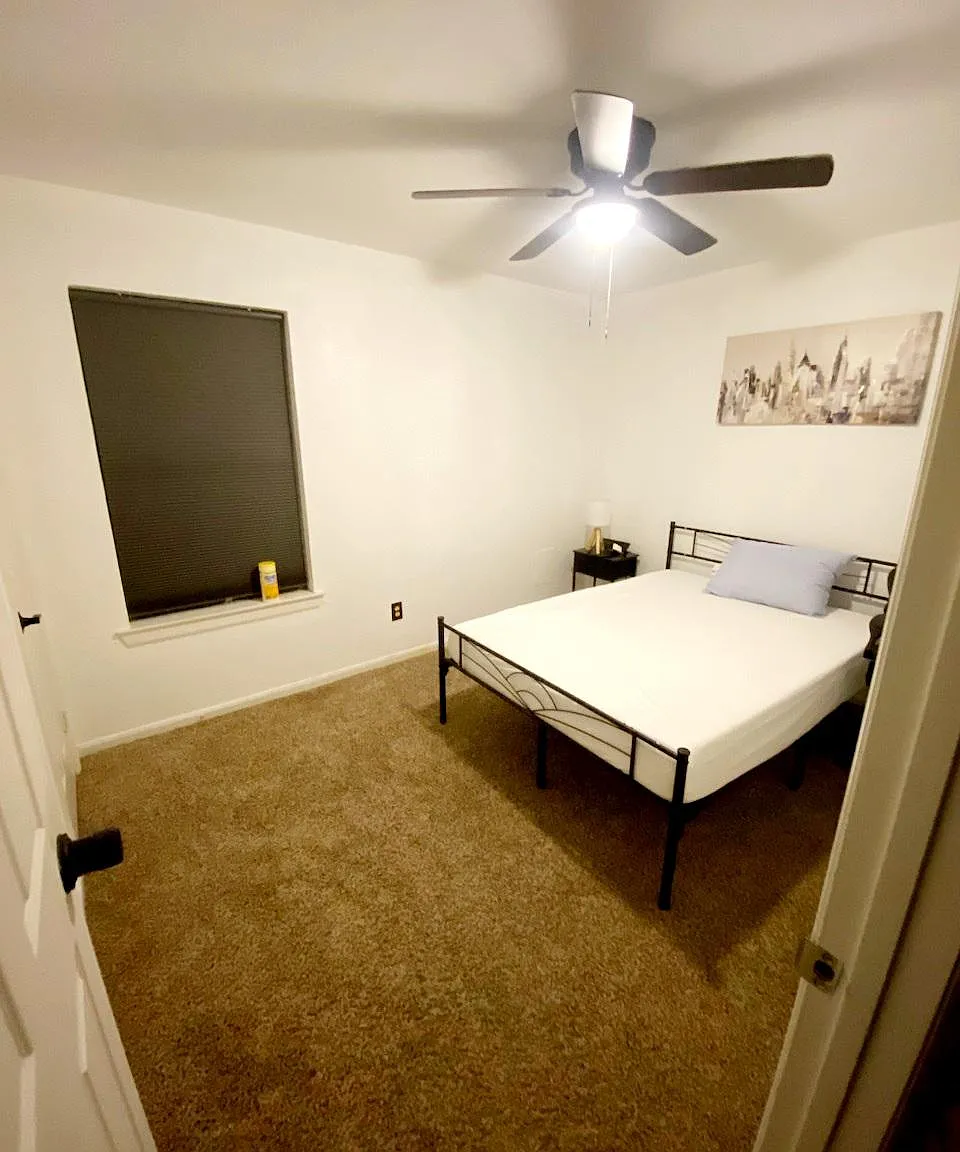 4 bed, 4.0 bath, 2000 sqft, $979 — Photo 2