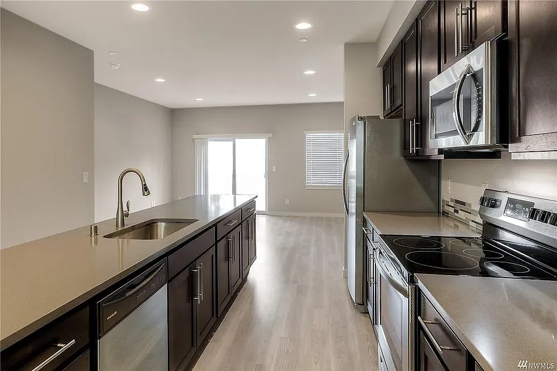 2 bed, 2.5 bath, 1352 sqft, $2,600 — Photo 3