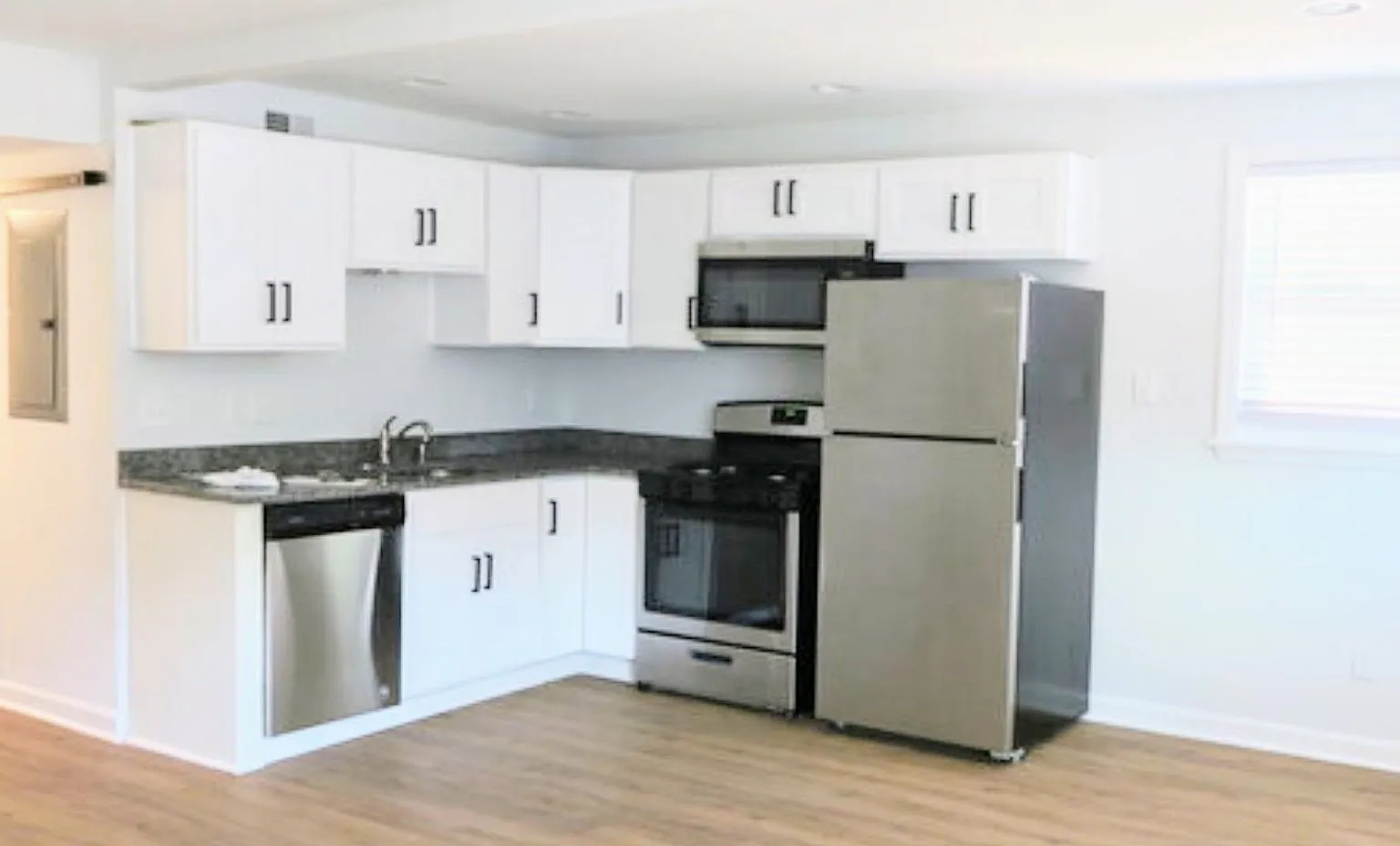 2 Bed, 1 Bath Renovated Apartments Near Tanger Outlet! — Photo 4