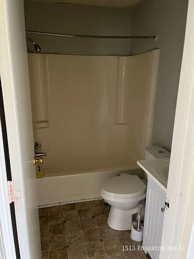 2 bed 1 bath Great Location close to the greenway — Photo 3