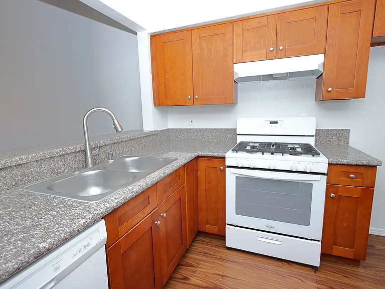 Sunset Plaza Apartments — Photo 8