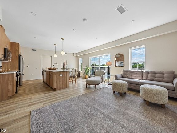 5th image of 1815 Front St #303