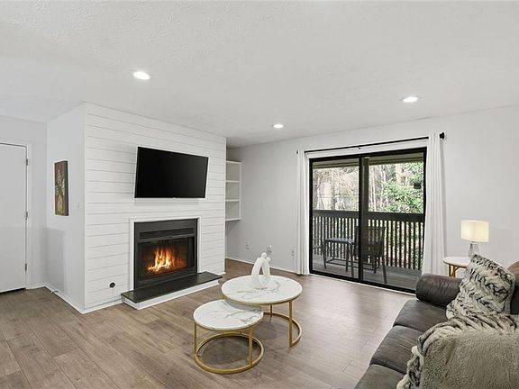 3rd image of 703 Cumberland Ct SE