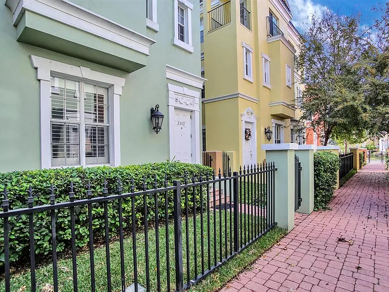 2303 Kensington Garden Ln — Photo 4