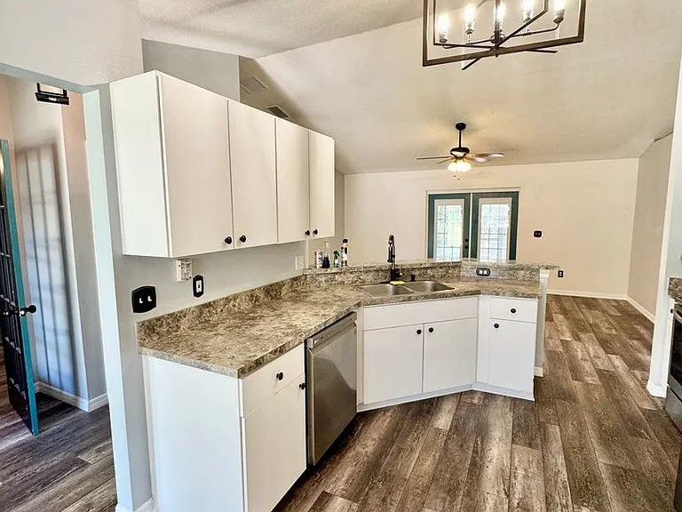 941 Park Valley Cir — Photo 4