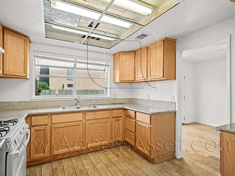 661 Parkview Dr — Photo 2