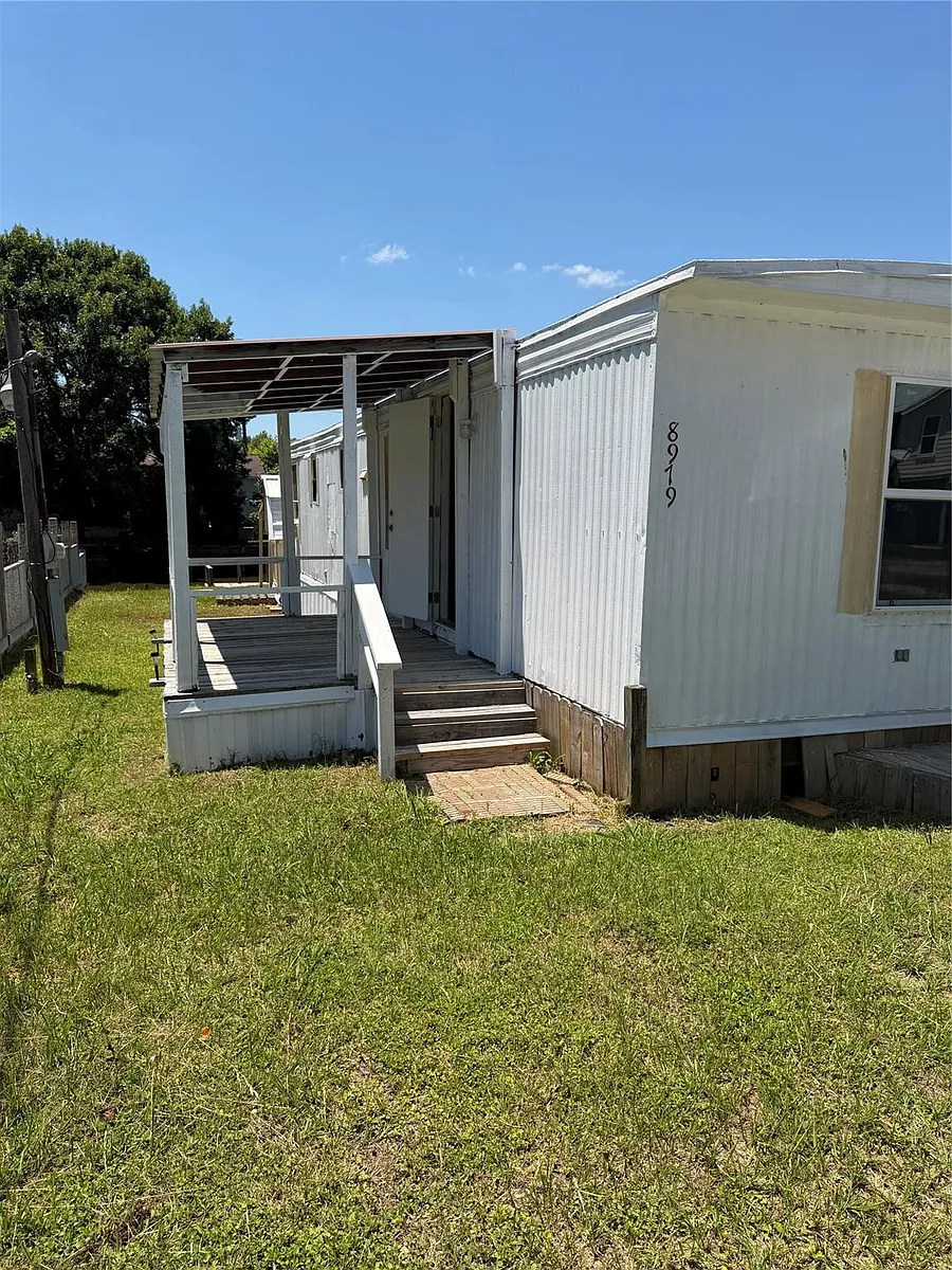 Building Photo - 8979 Gladewood St