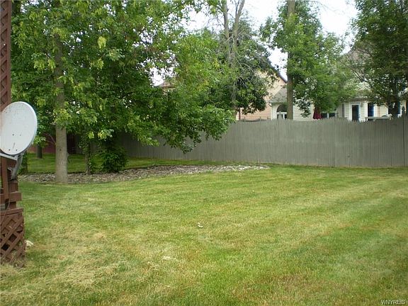 3rd image of 128 Shire Dr N
