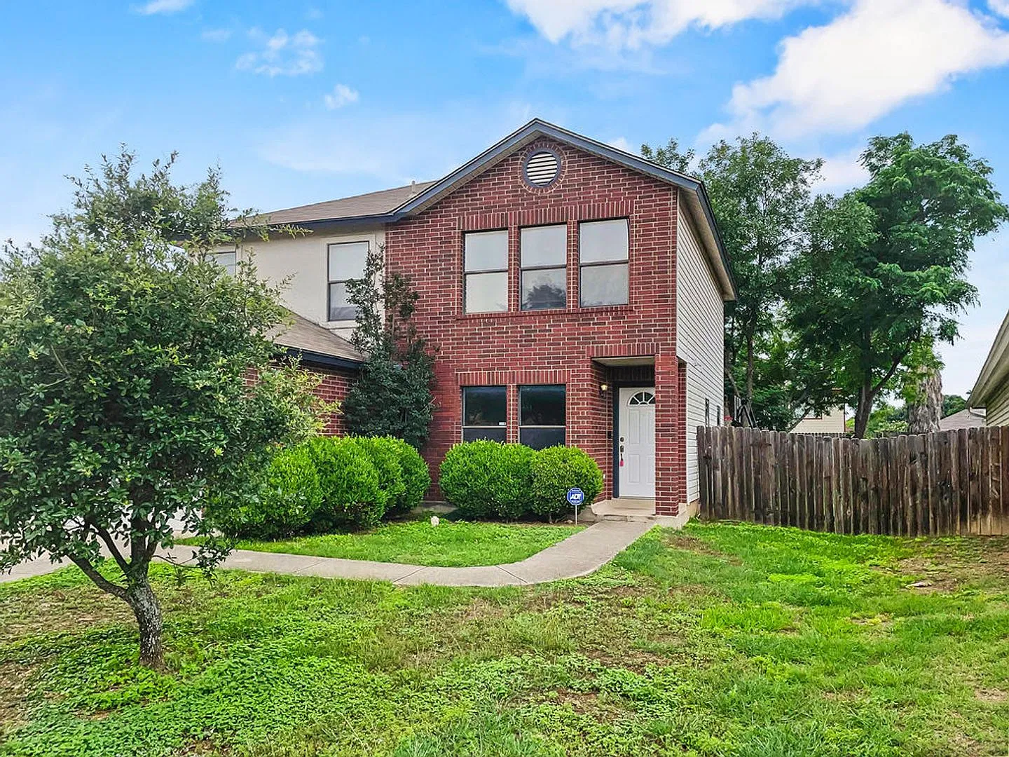 Bright & Spacious 3BR Home with Open-Concept Living — Photo 2