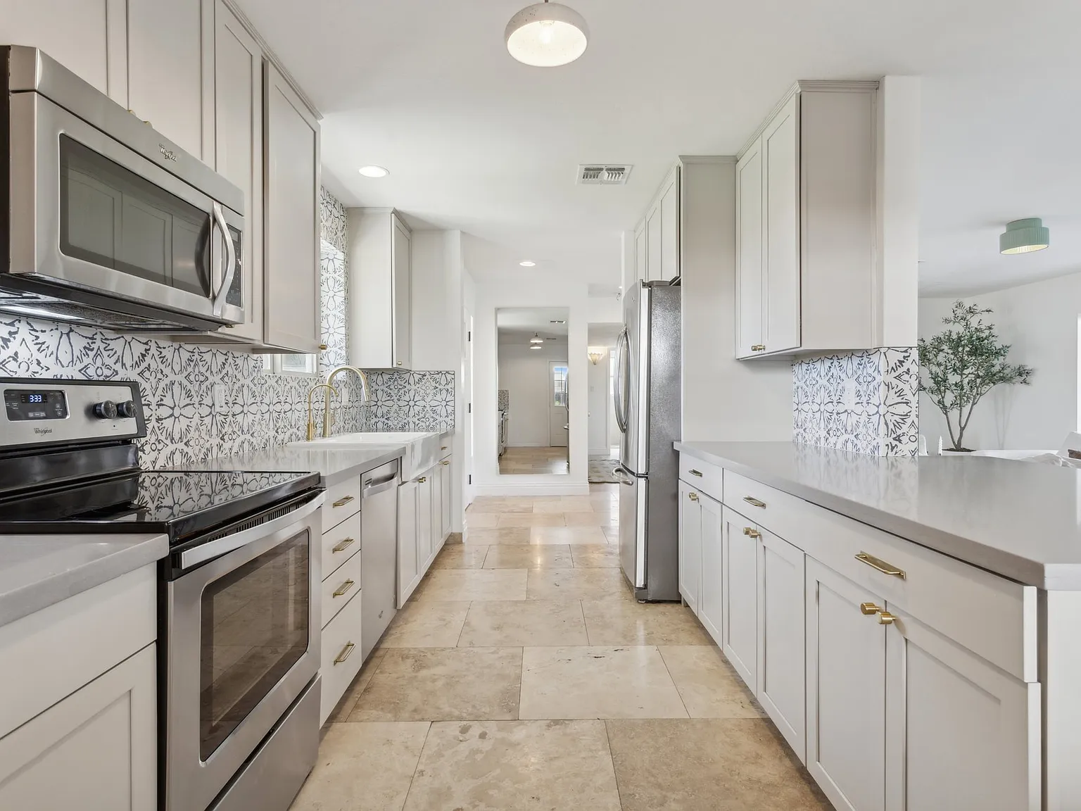 3102 E Whitton Ave — Photo 2