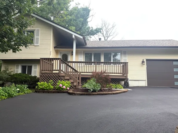 209 Rivers Dr, Lake Bluff, IL 60044