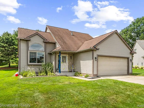 1313 Pin Oak Blf, Howell, MI 48843
