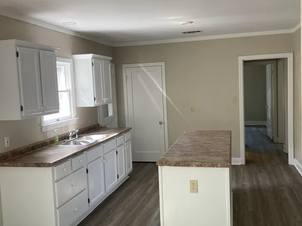 703 E Hamilton St, Cuero, TX 77954