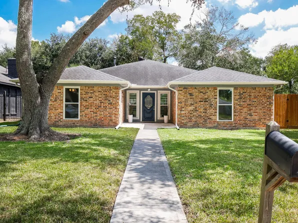 1802 Elmwood Ct, Sugar Land, TX 77498