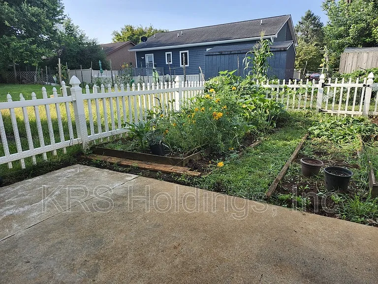 327 Emerson Ln — Photo 13