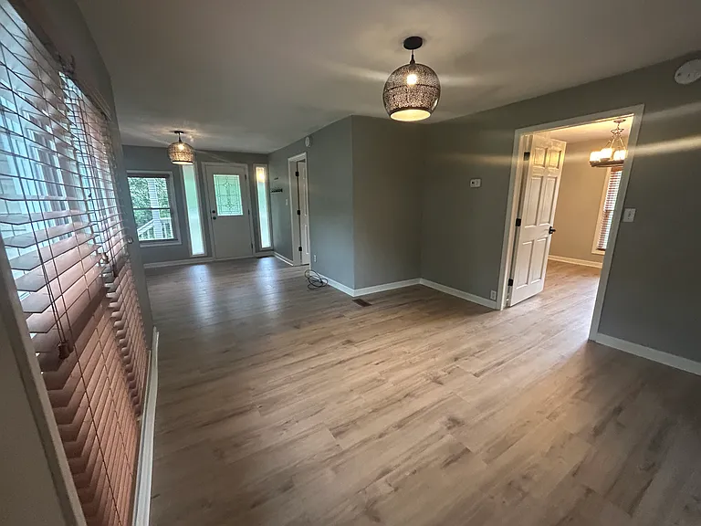 Living & dining room, entrance to bedrooms