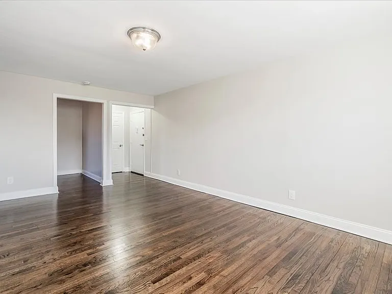Whitehouse Apartments — Photo 8