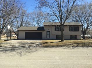 218 Oak St, Waverly, IA 50677