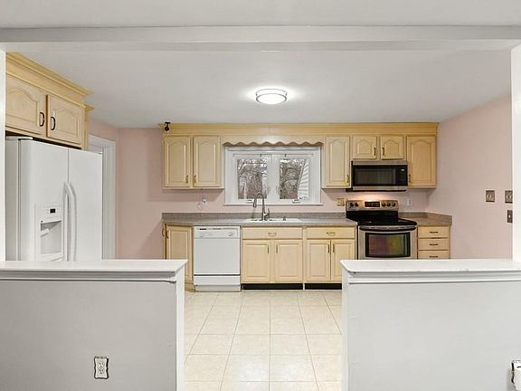 4th image of 238 Essex St