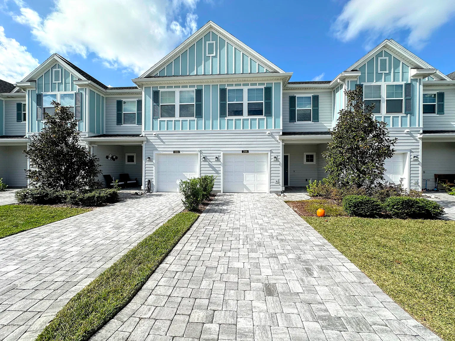 3 bed, 2.5 bath, 1631 sqft, $2,350 — Photo 1