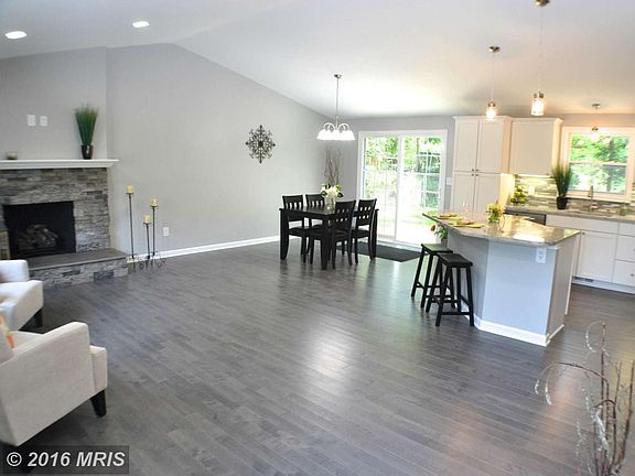 Open Floor w/All Hardwood Floors on Main Level