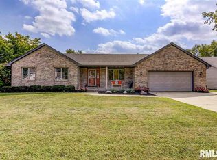 1020 Monarch Dr, Chatham, IL 62629