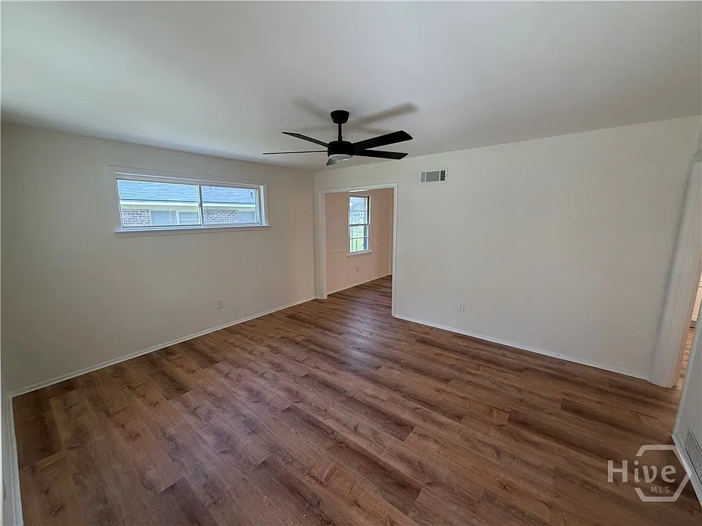 3 bed, 1.0 bath, 1416 sqft, $1,800 — Photo 2