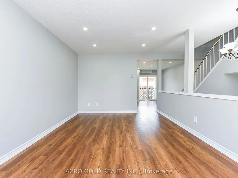 19 Hoskins Sq — Photo 19
