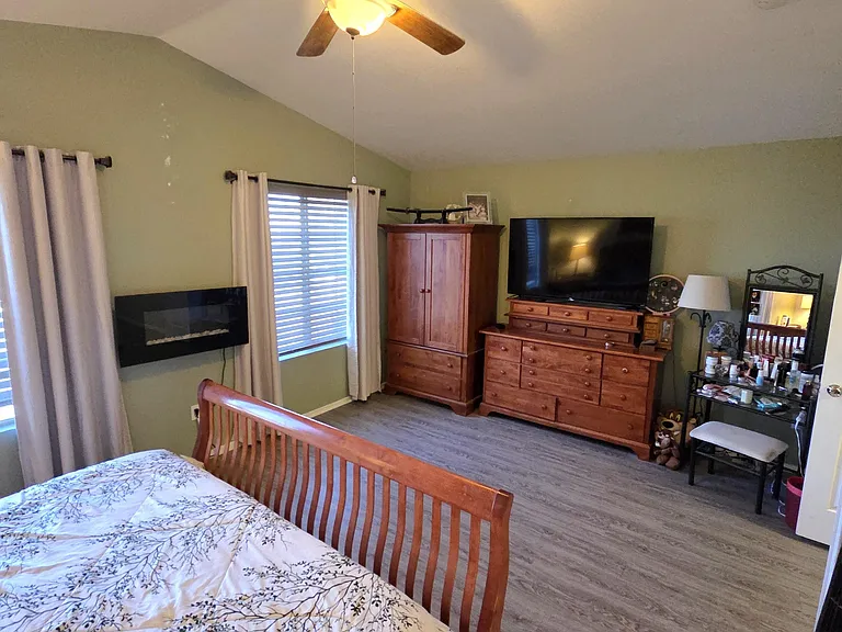 1734 E Pontiac Dr — Photo 22