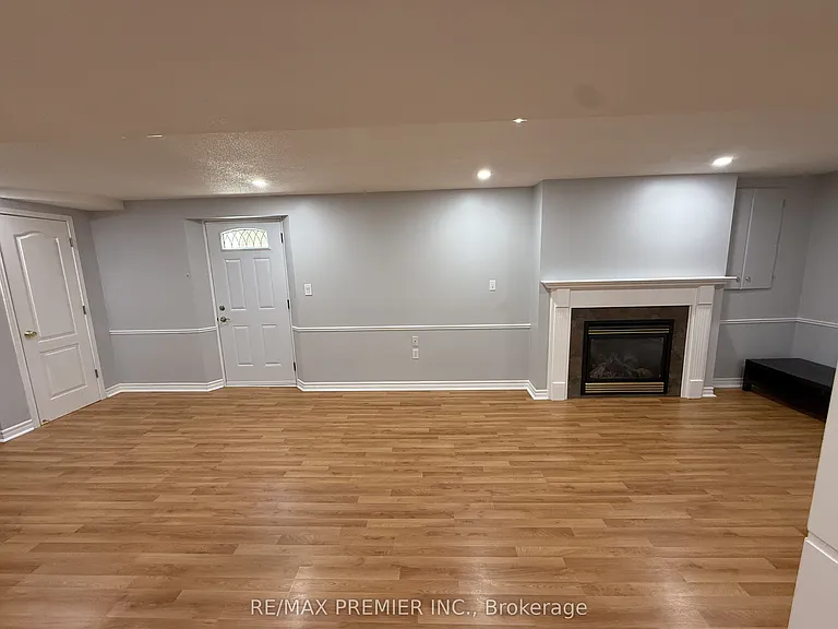 54 Castlepoint Dr #LOWER — Photo 13