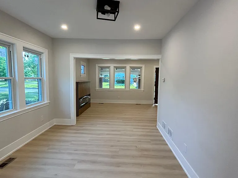 247 S Oakland Grv — Photo 12