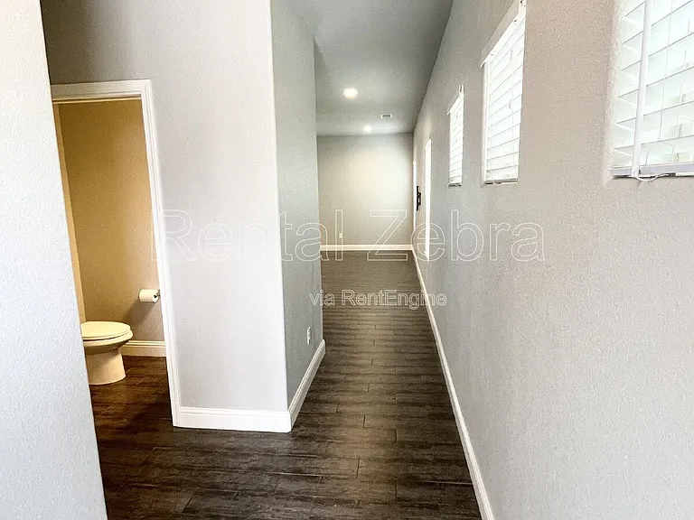 552 Granada Ct — Photo 5