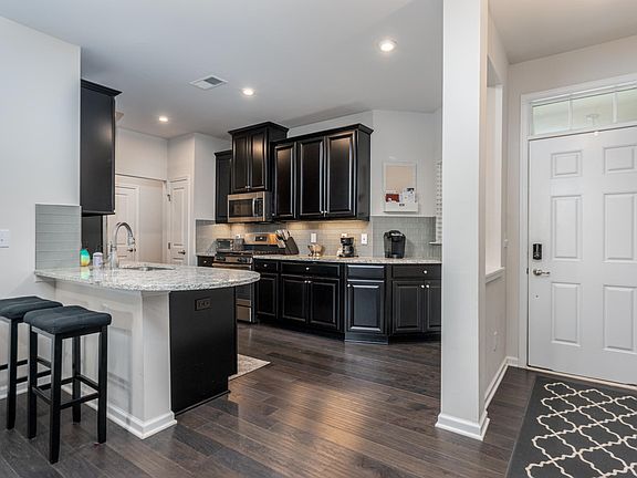 4th image of 544 Smallwood Dr